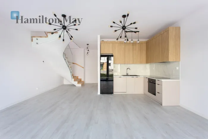 City: Wrocław Street: Kminkowa Region: Psie Pole Level: -9 Price: 6200 PLN Bedrooms: 4 Bathrooms: 2 Plot size: 120m2 Price/m2: 52 PLN - slider