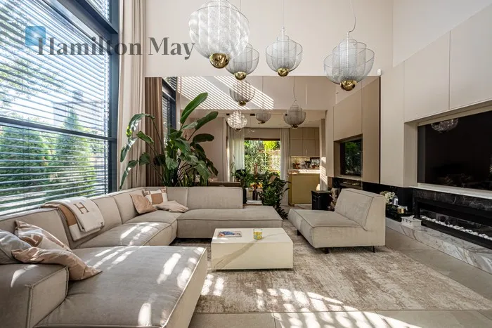 Street: Wincentego Pola Region: Wola Subregion: Ulrychów Distance to centre: 6.02 km Price: 2750000 PLN Bedrooms: 4 Bathrooms: 4 - slider