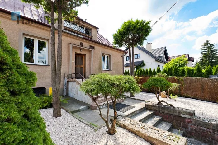 City: Kraków Street: Królowej Jadwigi Region: Zwierzyniec Distance to centre: 2.67 km Price on application: true Bedrooms: 4 Bathrooms: 2 Plot size: 750m2 Price/m2: 31967 PLN - slider