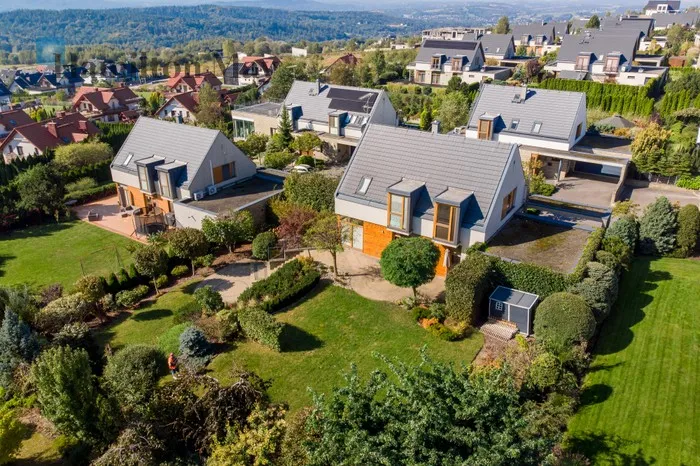 City: Mogilany Street: Parkowe Wzgórze Region: Mogilany Distance to centre: 13 km Level: -9 Price: 3950000 PLN Bedrooms: 6 Bathrooms: 3 Plot size: 1016m2 Price/m2: 12567 PLN - slider