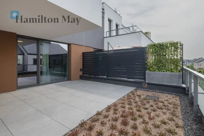 Street: Komuny Paryskiej Region: Dębniki Distance to centre: 7.54 km Price: 2400000 PLN Bedrooms: 4 Bathrooms: 2 Size: 156.49m2 Price/m2: 15336 PLN - slider