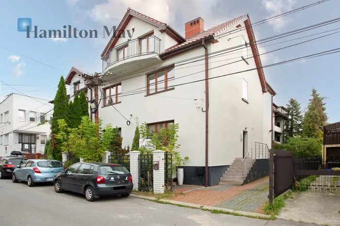 City: Kraków Street: Górna Region: Bronowice Distance to centre: 3.42 km Level: -9 Price: 3200000 PLN Bedrooms: 8 Bathrooms: 5 Plot size: 410m2 - slider