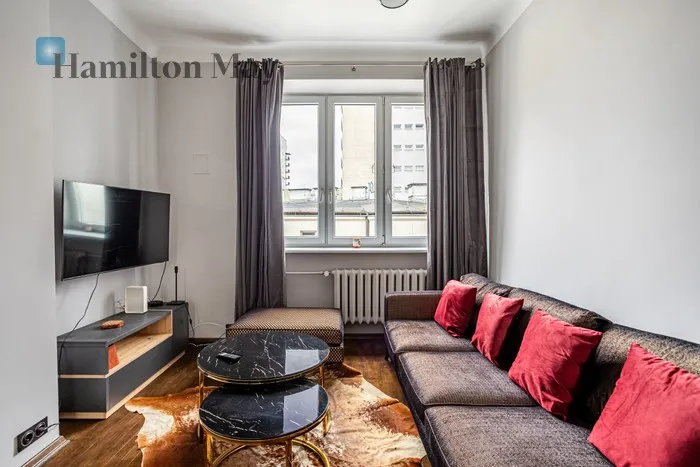 City: Warszawa Street: Ordynacka Region: Śródmieście Subregion: Śródmieście Północne Distance to centre: 0.89 km Level: 3 Price: 1090000 PLN Bedrooms: 1 Bathrooms: 1 Size: 47.44m2 Price/m2: 22976 PLN - slider