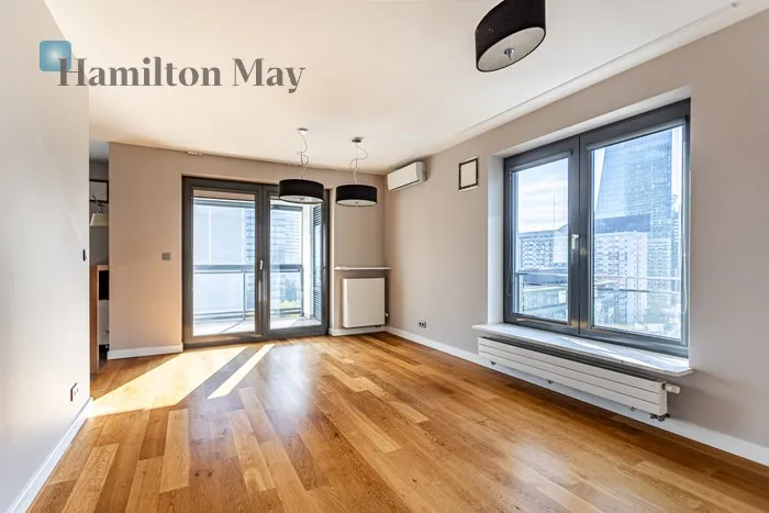 City: Warszawa Street: Grzybowska Region: Śródmieście Subregion: Śródmieście Północne Distance to centre: 1.09 km Level: 10 Price: 3950000 PLN Bedrooms: 3 Bathrooms: 2 Size: 108.2m2 - slider