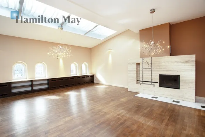 City: Kraków Street: Rynek Główny Region: Stare Miasto Distance to centre: 0.13 km Level: 4 Price: 12000 PLN Bedrooms: 2 Bathrooms: 2 Size: 169m2 Price/m2: 71 PLN - slider