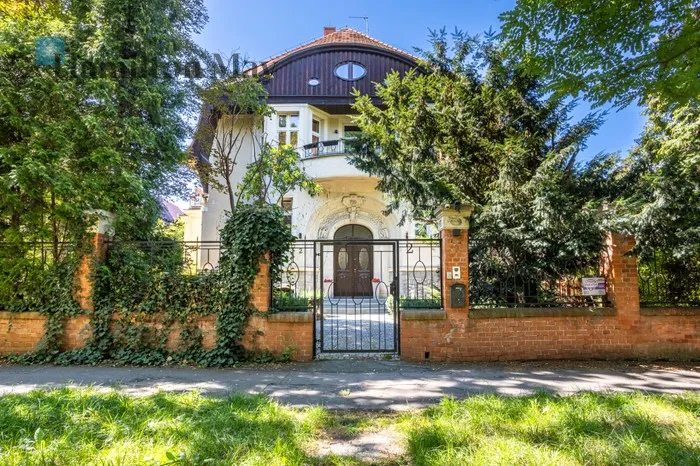 City: Wrocław Street: Karola Szymanowskiego Region: Śródmieście Subregion: Zalesie Distance to centre: 3.7 km Price: 12000000 PLN Bedrooms: 10 Bathrooms: 7 Plot size: 1661m2 Price/m2: 17143 PLN - slider