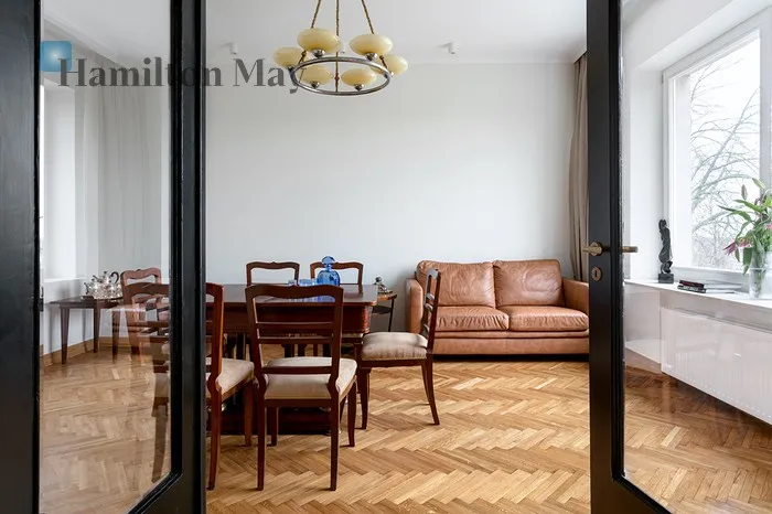 Street: Karowa Region: Śródmieście Subregion: Powiśle Distance to centre: 1.51 km Level: 2 Price: 10500 PLN Bedrooms: 2 - slider