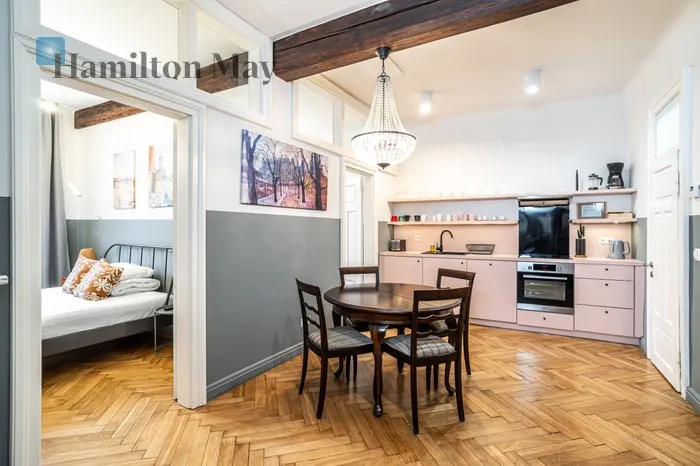 City: Kraków Street: Świętego Jana Region: Stare Miasto Distance to centre: 0.23 km Level: 2 Price: 2160000 PLN Bedrooms: 3 Bathrooms: 2 Size: 90m2 - slider