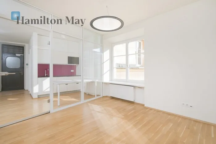 City: Kraków Street: Rynek Główny Region: Stare Miasto Distance to centre: 0.11 km Level: 2 Price: 7000 PLN Bedrooms: null Bathrooms: null Plot size: nullm2 - slider