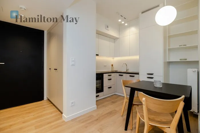 City: Warszawa Street: Grzybowska Region: Wola Subregion: Mirów Distance to centre: 1.6 km Level: 5 Price: 1190000 PLN Bedrooms: 1 Bathrooms: 1 Size: 42.64m2 - slider