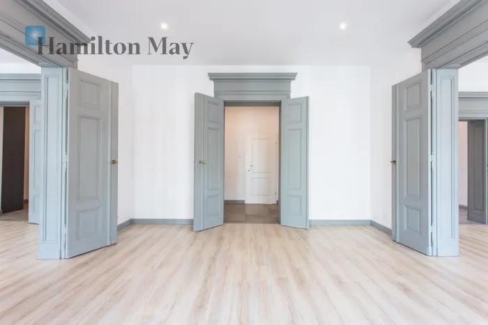 Street: plac Świętego Macieja 11 Region: Śródmieście Distance to centre: 1.23 km Level: 3 Price: 1230000 PLN Bedrooms: 3 Bathrooms: 2 - slider