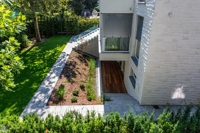 City: Warszawa Street: Okrężna Region: Mokotów Subregion: Sadyba Distance to centre: 6.5 km Price: 4900000 PLN Bedrooms: 6 Bathrooms: 3 Plot size: 1256m2 Price/m2: 11264 PLN - slider