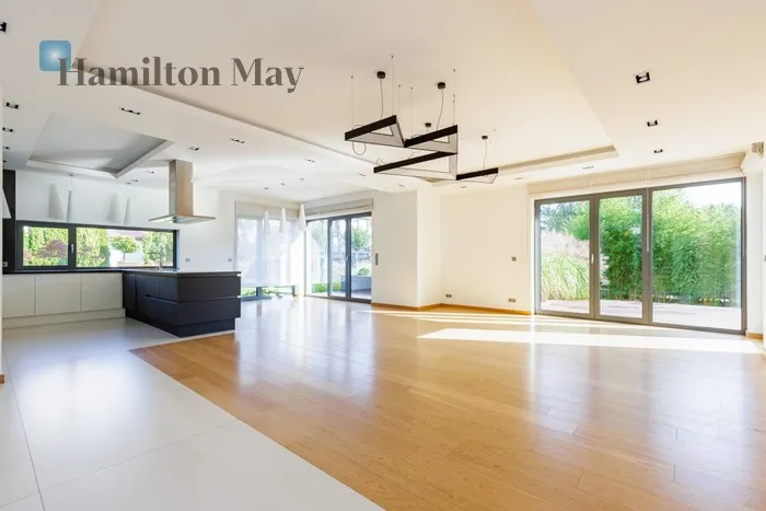 City: Warszawa Street: Chorągwi Pancernej Region: Wilanów Subregion: Wilanów Królewski Distance to centre: 8.11 km Price: 31000 PLN Bedrooms: 6 Bathrooms: 3 Plot size: 810m2 Price/m2: 91 PLN - slider