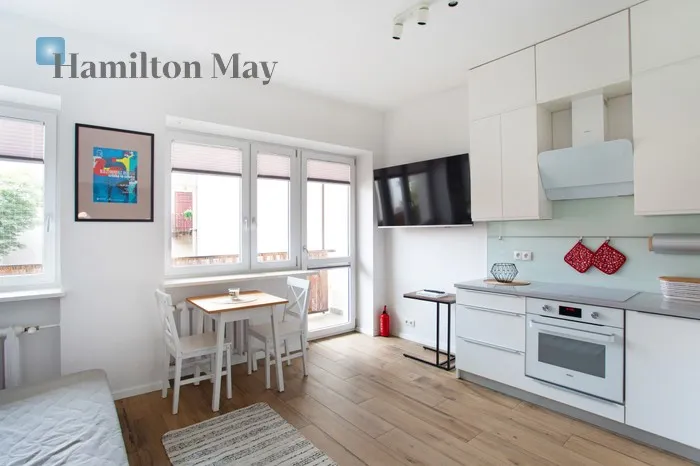 City: Kraków Street: Józefa Region: Stare Miasto Subregion: Kazimierz Distance to centre: 1.38 km Level: 2 Price: 3700 PLN Bedrooms: 2 Bathrooms: 1 Size: 56m2 Price/m2: 66 PLN - slider