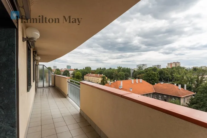Level: 5 Price: 999000 PLN Bedrooms: 2 Bathrooms: 1 Size: 66m2 Price/m2: 15136 PLN - slider