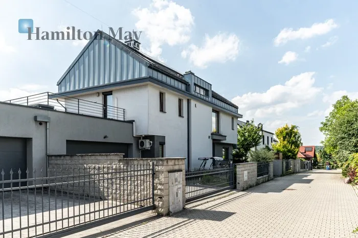 City: Kraków Street: Gabriela Słońskiego Region: Dębniki Distance to centre: 4.44 km Price: 3700000 PLN Bedrooms: 7 Bathrooms: 3 Plot size: 741m2 Price/m2: 13028 PLN - slider