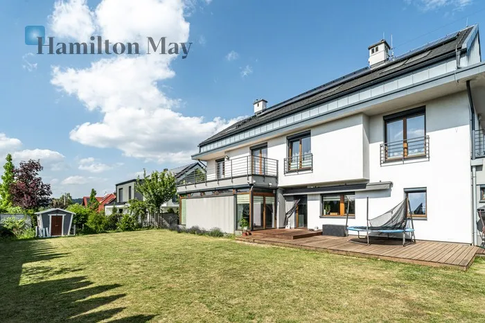 Street: Gabriela Słońskiego Region: Dębniki Distance to centre: 4.41 km Price: 12000 PLN Bedrooms: 7 Bathrooms: 3 Plot size: 741m2 Price/m2: 42 PLN - slider
