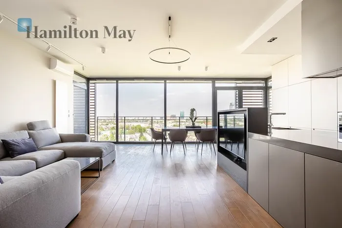 City: Warszawa Street: Grzybowska Region: Śródmieście Subregion: Śródmieście Północne Distance to centre: 1.09 km Level: 14 Price: 25500 PLN Bedrooms: 3 Bathrooms: 2 Size: 125m2 Price/m2: 204 PLN - slider