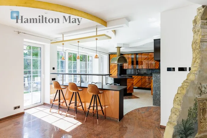 Street: Biedronki Region: Wilanów Subregion: Wilanów Królewski Price: 14300 PLN Bedrooms: 4 Bathrooms: 1 Size: 300m2 - slider