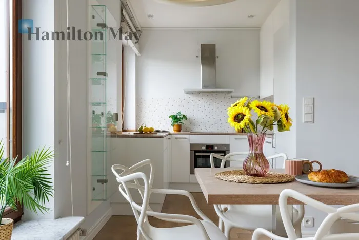 City: Warszawa Street: Piękna Region: Śródmieście Subregion: Śródmieście Południowe Distance to centre: 0.75 km Level: 6 Price: 1680000 PLN Bedrooms: 1 Bathrooms: 1 Size: 51m2 Price/m2: 32941 PLN - slider