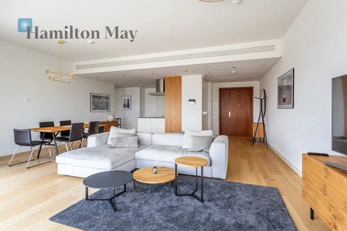 City: Warszawa Street: Złota Region: Śródmieście Subregion: Śródmieście Północne Distance to centre: 0.65 km Level: 19 Price on application: true Bedrooms: 2 Bathrooms: 2 Size: 124.6m2 Price/m2: 260 PLN - slider