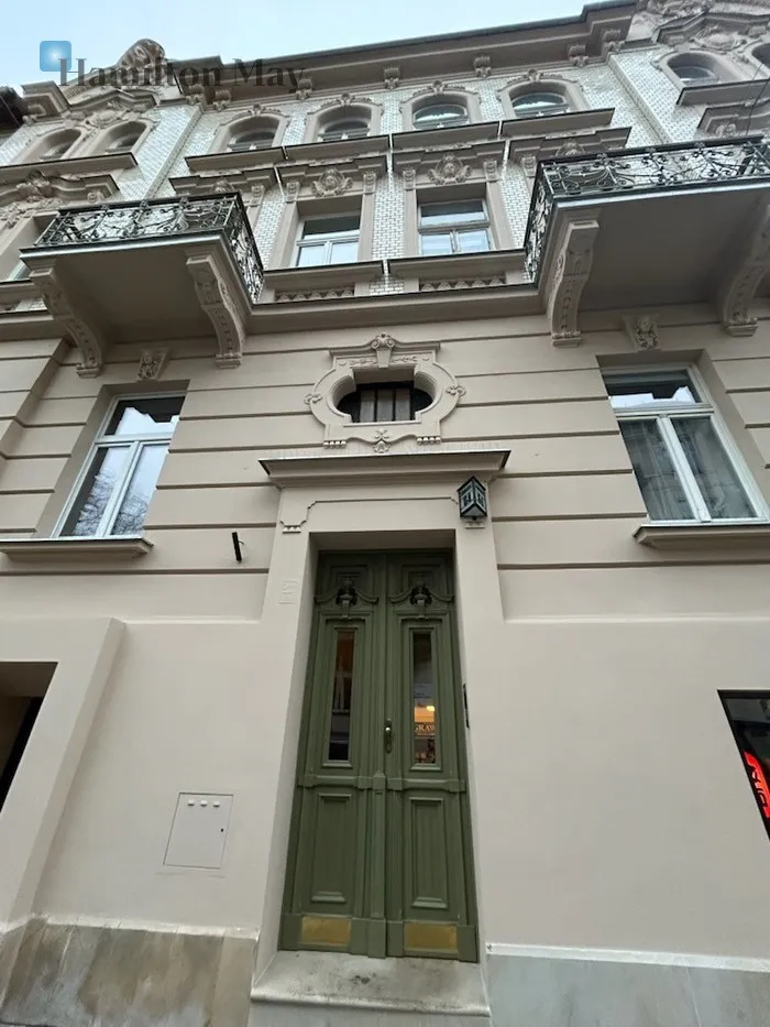 Street: Karmelicka Region: Stare Miasto Distance to centre: 0.95 km Level: 3 Price: 1875000 PLN Bedrooms: 2 Bathrooms: 1 Size: 109m2 Price/m2: 17202 PLN - slider