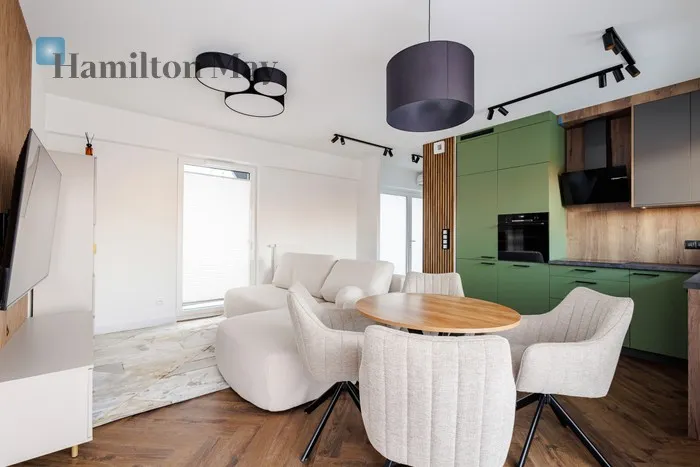 Street: Stefana Okrzei Region: Praga-Północ Subregion: Stara Praga Distance to centre: 2.76 km Level: 5 Price: 6400 PLN Bedrooms: 2 Bathrooms: 1 Size: 57m2 - slider