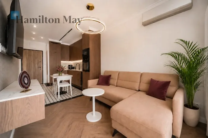 City: Warszawa Street: Chmielna Region: Wola Subregion: Mirów Distance to centre: 0.96 km Level: 4 Price: 1375000 PLN Bedrooms: 1 Bathrooms: 1 Size: 34m2 - slider