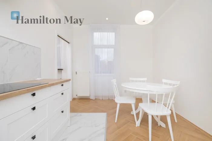 City: Kraków Street: Józefitów Region: Krowodrza Distance to centre: 1.42 km Level: 4 Price: 5700 PLN Bedrooms: 1 Bathrooms: 1 Plot size: nullm2 Layout: null Price/m2: 70 PLN - slider