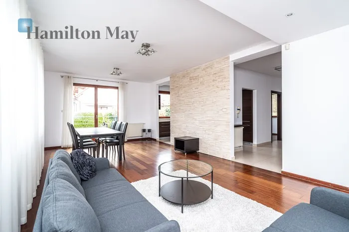 City: Kraków Street: Królowej Jadwigi Region: Zwierzyniec Subregion: Wola Justowska Distance to centre: 5.53 km Price: 10000 PLN Bedrooms: 4 Bathrooms: 2 Plot size: 3500m2 - slider