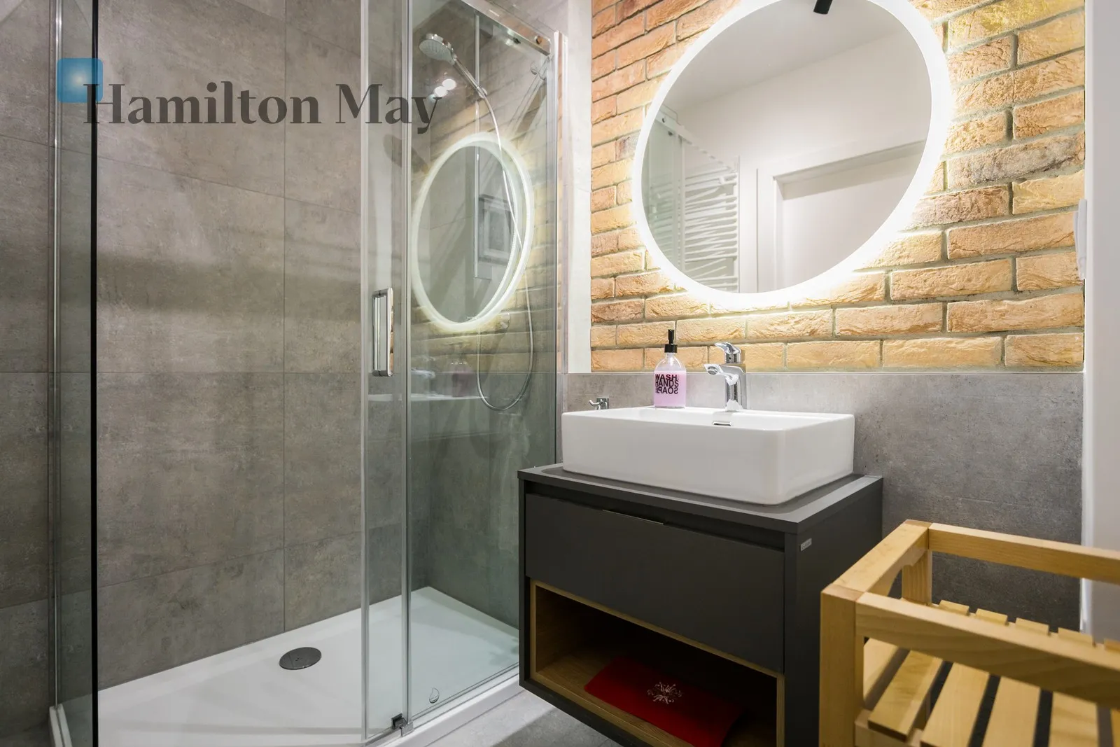Street: Masarska Region: Grzegórzki Distance to centre: 1 km Level: 2 Price: 3300 PLN Bedrooms: 1 - slider