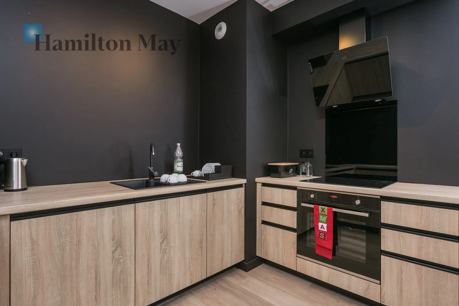 City: Kraków Street: Masarska Region: Grzegórzki Distance to centre: 1 km Level: 2 Price: 3300 PLN Bedrooms: 1 - slider