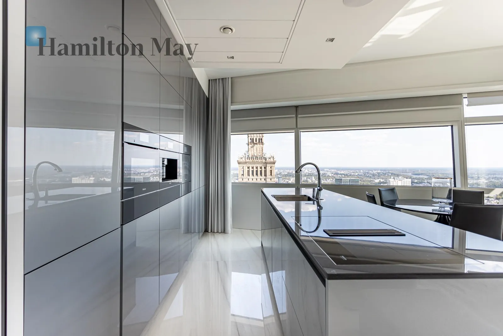 City: Warszawa Street: Złota Region: Śródmieście Subregion: Śródmieście Północne Distance to centre: 0.65 km Level: 38 Price: 34000 PLN Bedrooms: 2 - slider
