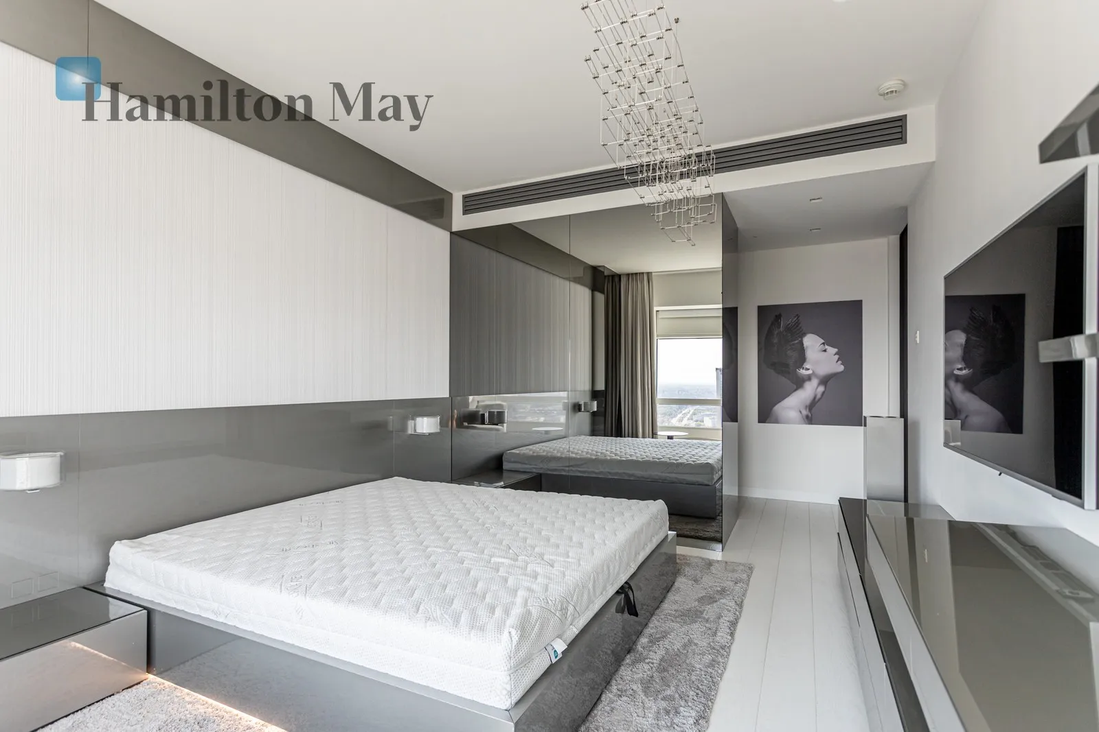 Street: Złota Region: Śródmieście Subregion: Śródmieście Północne Distance to centre: 0.65 km Level: 38 Price: 34000 PLN Bedrooms: 2 - slider