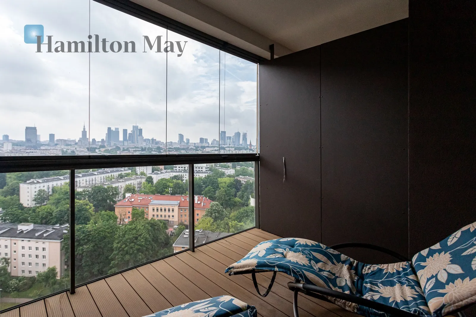 Distance to centre: 3.02 km Level: 16 Price: 11000 PLN Bedrooms: 3 Bathrooms: 2 Size: 132m2 - slider
