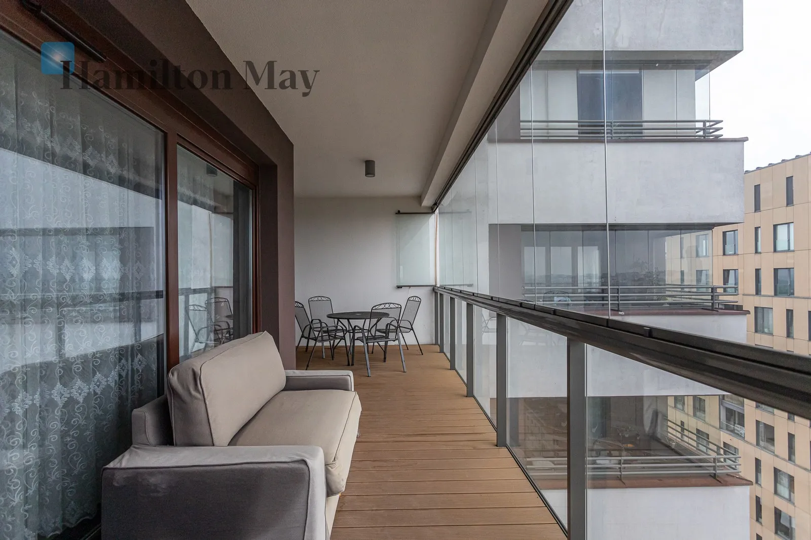 Level: 16 Price: 11000 PLN Bedrooms: 3 Bathrooms: 2 Size: 132m2 Price/m2: 83 PLN - slider