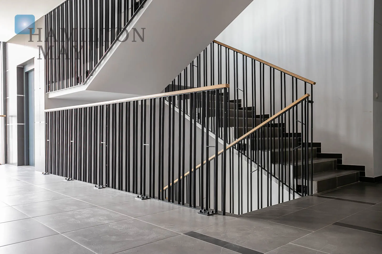 Nowoczesne studio z balkonem i garażem - slider