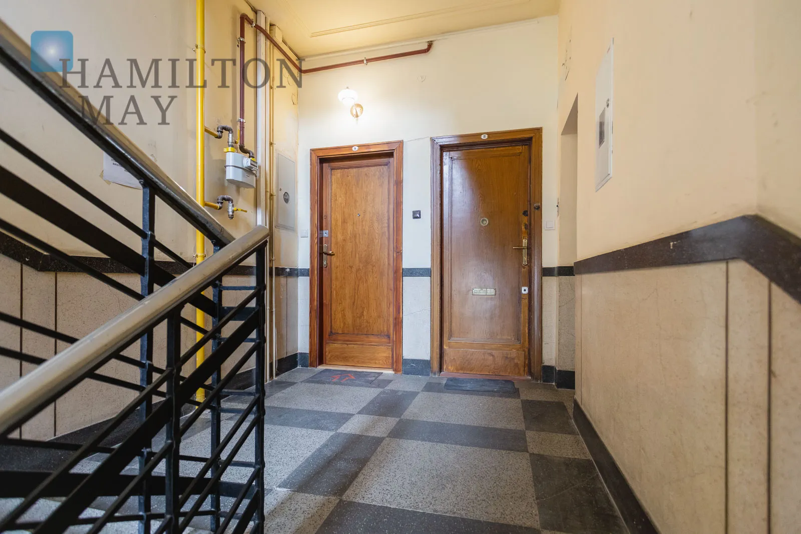A spacious and bright apartment for rent in a tenement house in the center of Krakow - slider