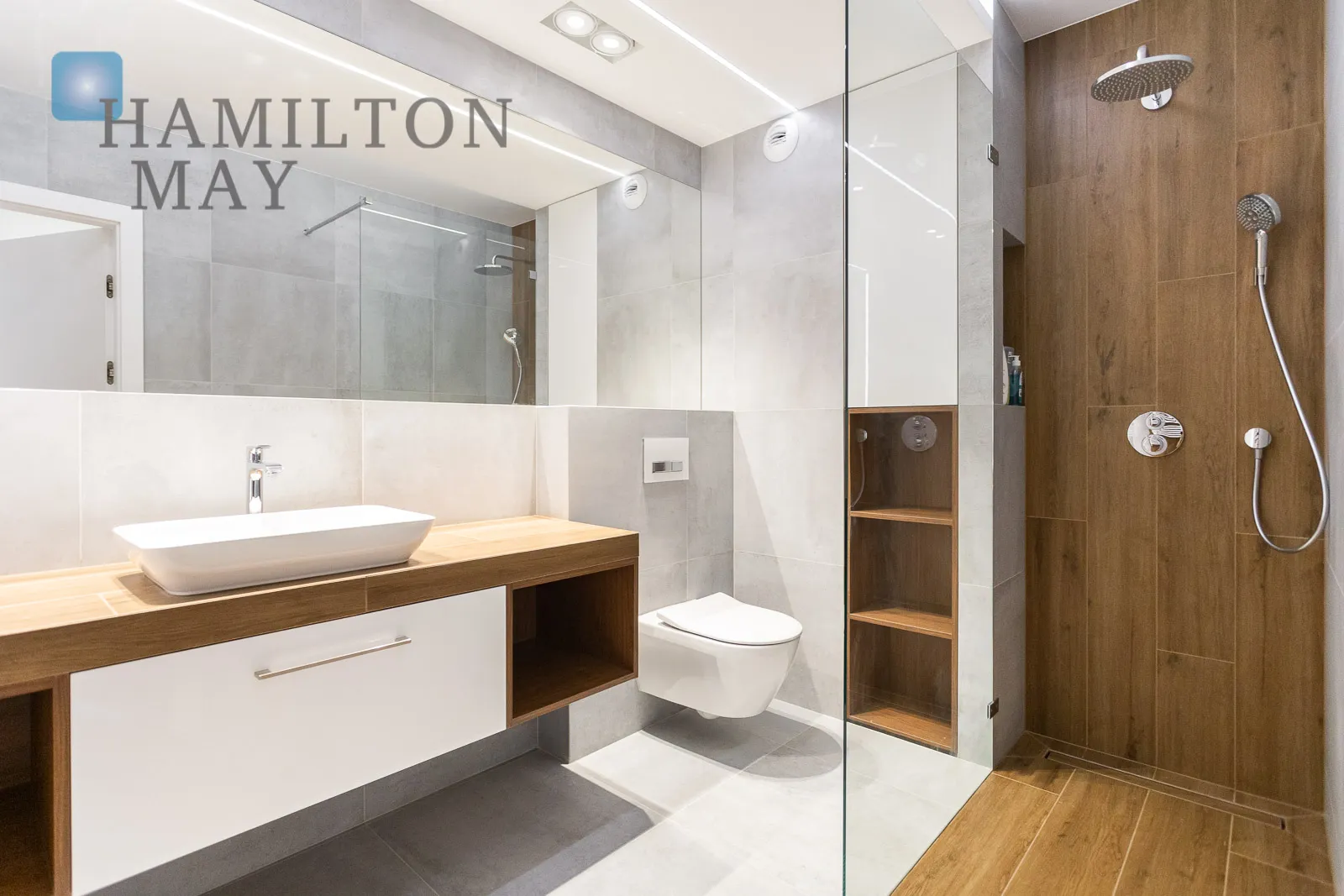 A modern, three-room apartment in the city center  - slider