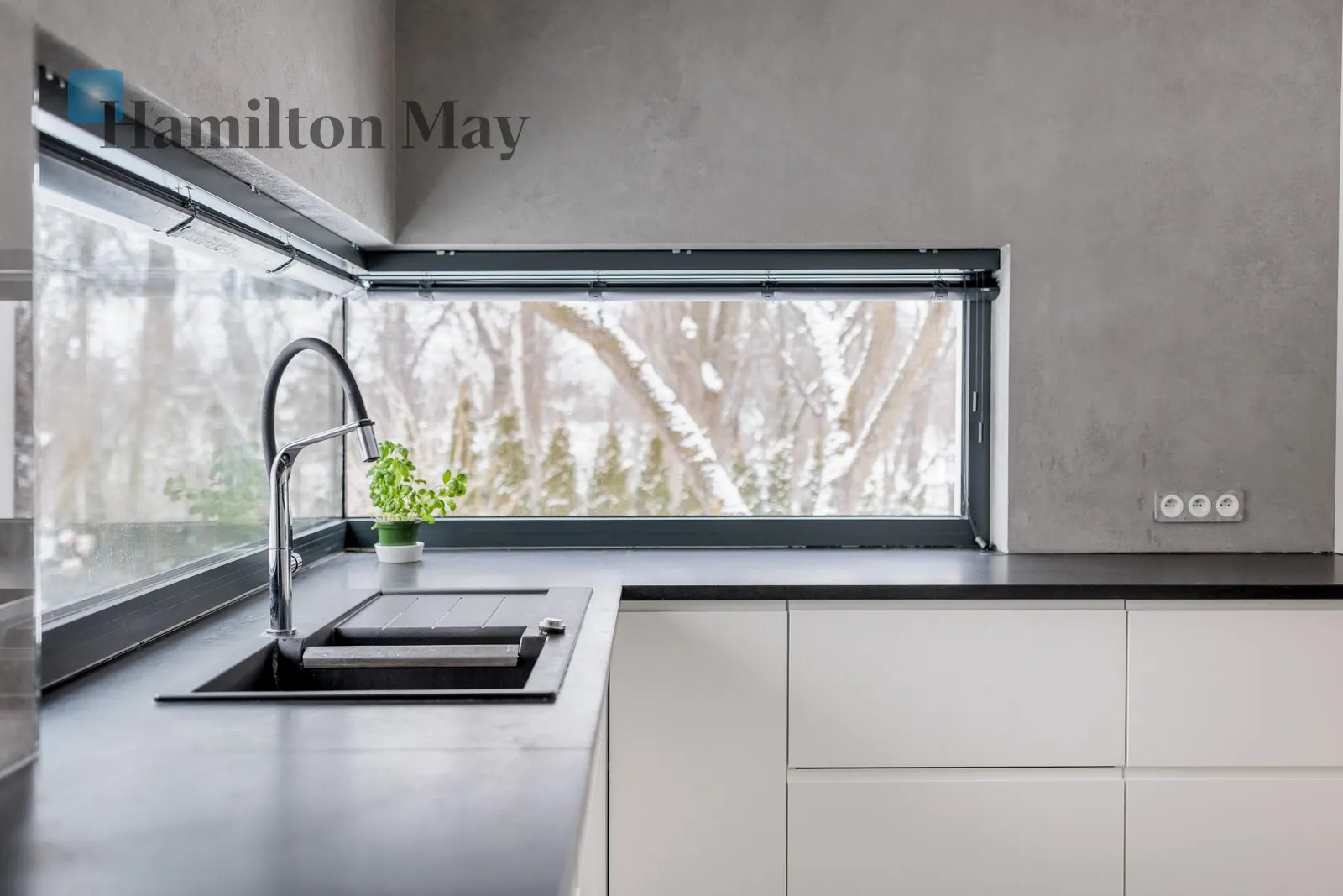 Distance to centre: 8.32 km Price: 5635000 PLN Bedrooms: 5 Bathrooms: 3 Plot size: 7700m2 - slider