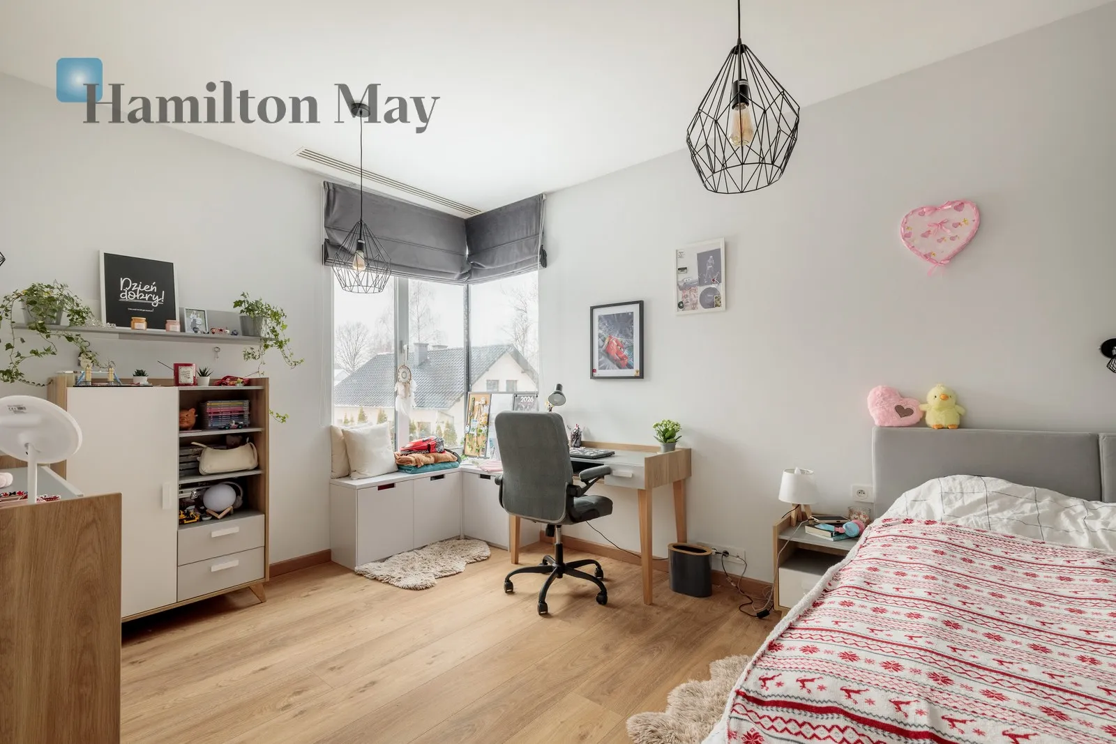 Distance to centre: 8.32 km Price: 5635000 PLN Bedrooms: 5 - slider