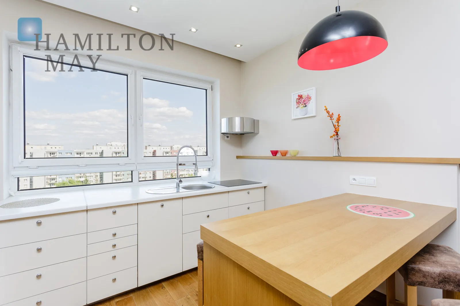 Street: Domaniewska Region: Mokotów Subregion: Ksawerów Distance to centre: 5.2 km Level: 11 Price: 3200 PLN Bedrooms: 1 Bathrooms: 1 Size: 46m2 - slider