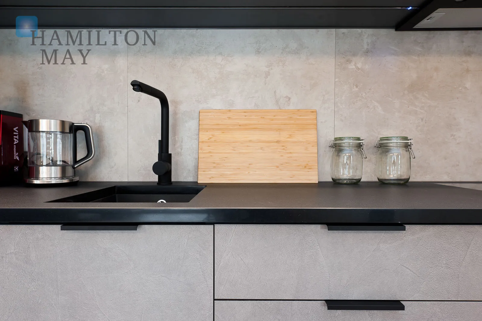 A modern apartment with a terrace in the prestigious Ludwinów development on the Vistula Boulevards - slider