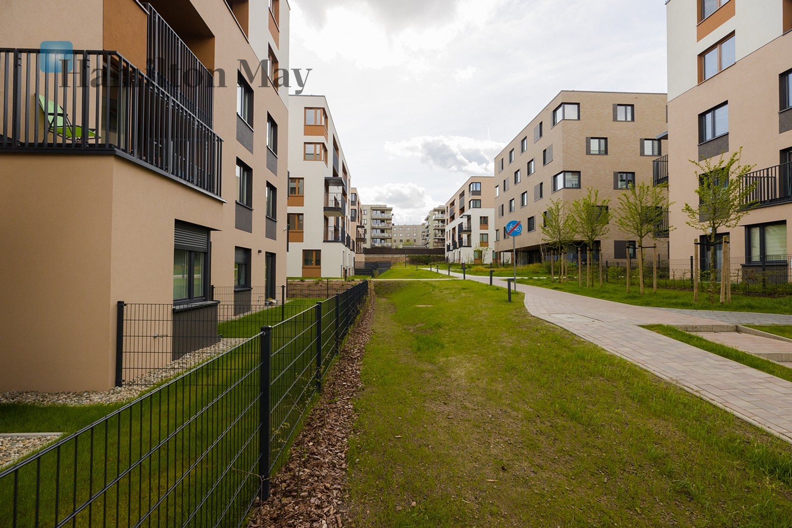 Region: Łagiewniki-Borek Fałęcki Subregion: Łagiewniki Distance to centre: 4 km Status: existing Price on application Rental price from: null Avg. rental price/m2: null - slider
