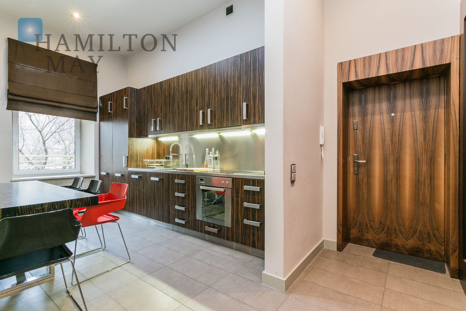 Spacious and elegant apartment located in the heart of Warsaw, in a