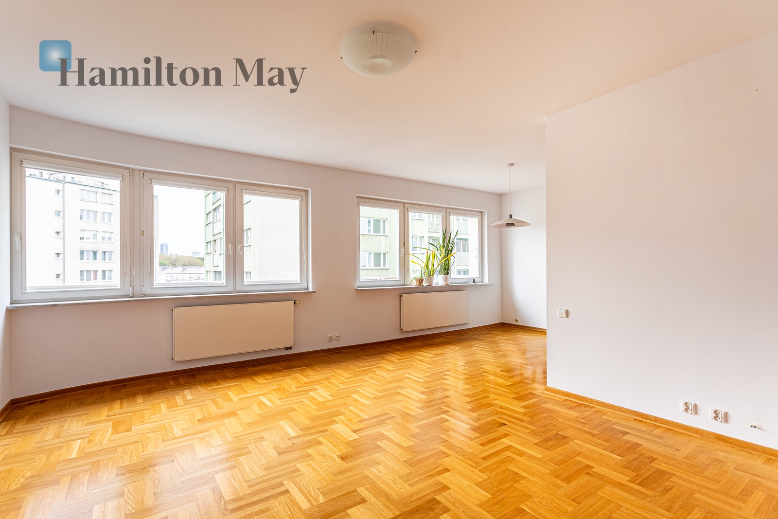 Sunny apartment in Powiśle Hamilton May