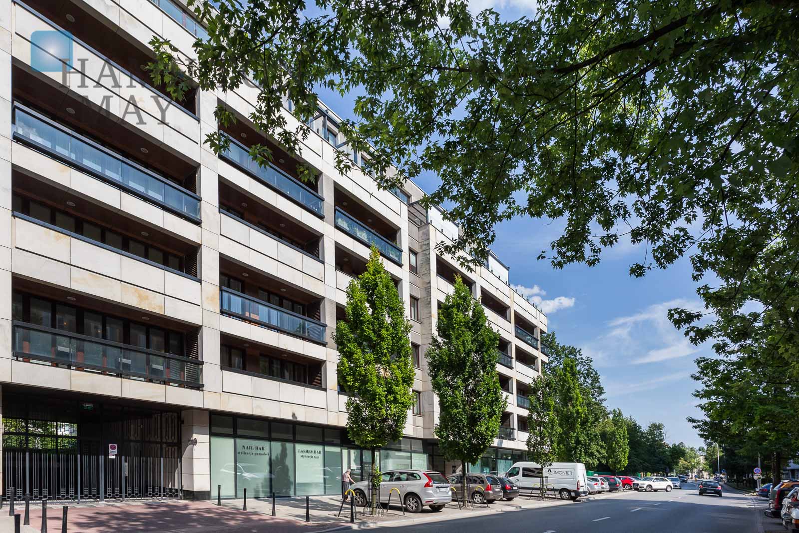 Discrete apartment building inspired by Gustav Klimt's work - slider
