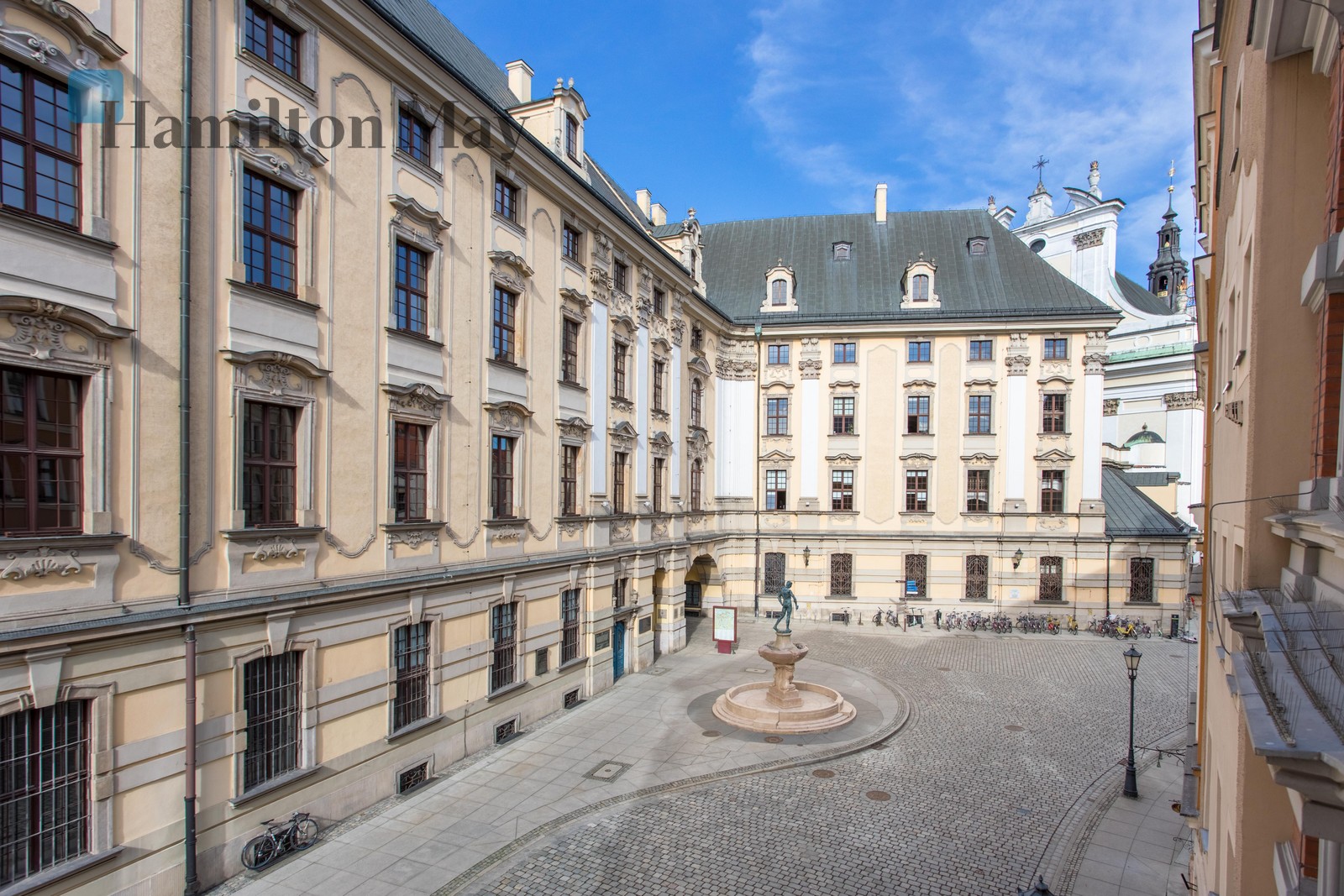 Luxurious Apartments in a Historic Tenement at University Square 7 in Wrocław - slider