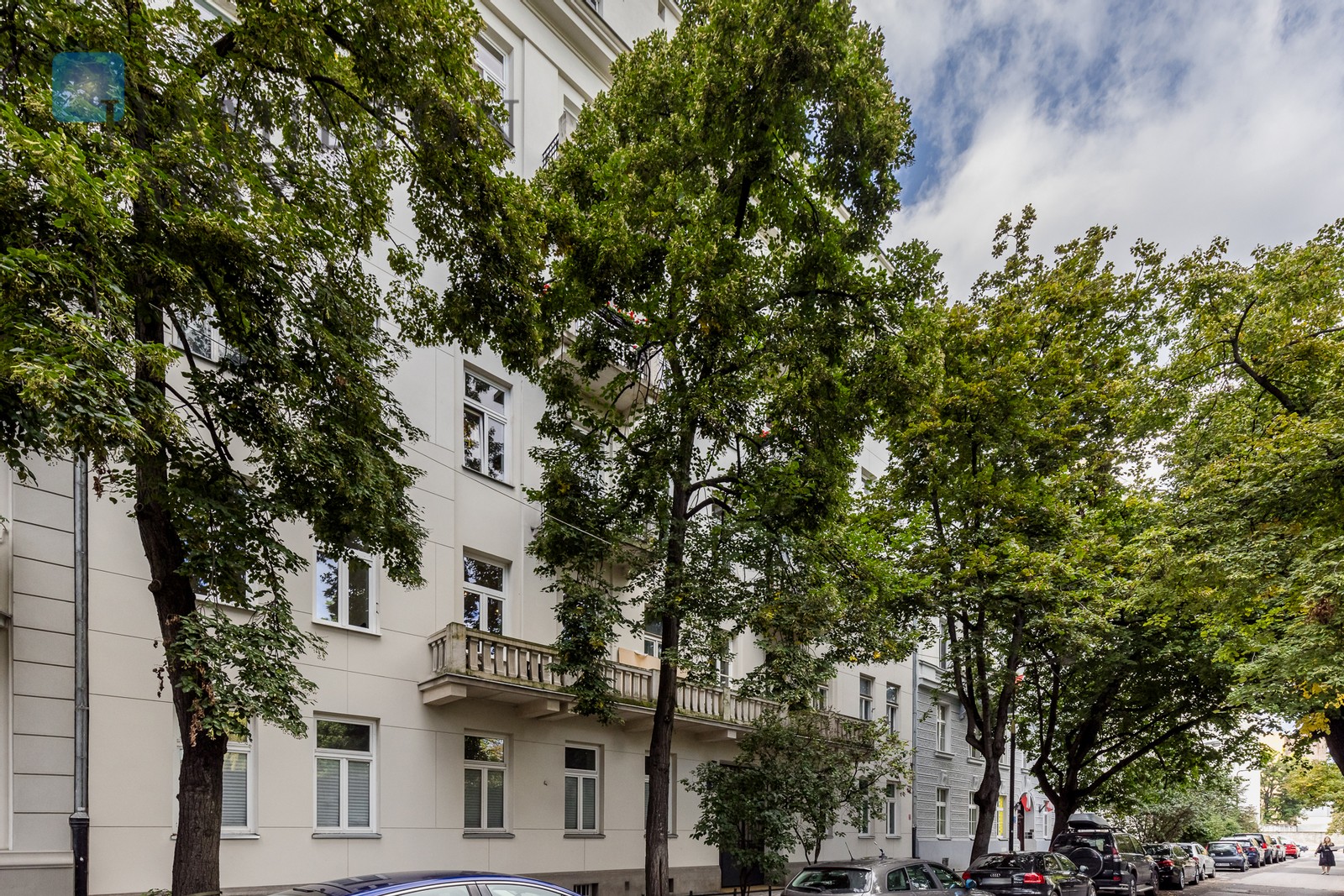 Przestronny czteropokojowy apartament w kamienicy blisko Łazienek Królewskich Warszawa na sprzedaż