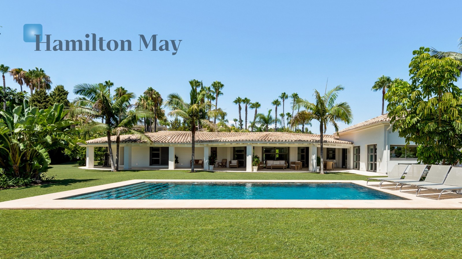Elegant five bedroom saouth facing villa situated second line golf in La Cerquilla. The area is dominated by luxury villas and surrounded by golf courses.